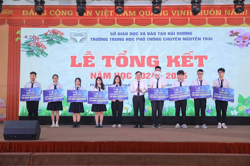 Hội cựu học sinh Khối phổ thông chuyên Toán Hải Hưng trao học bổng Sao khuê đợt 2
